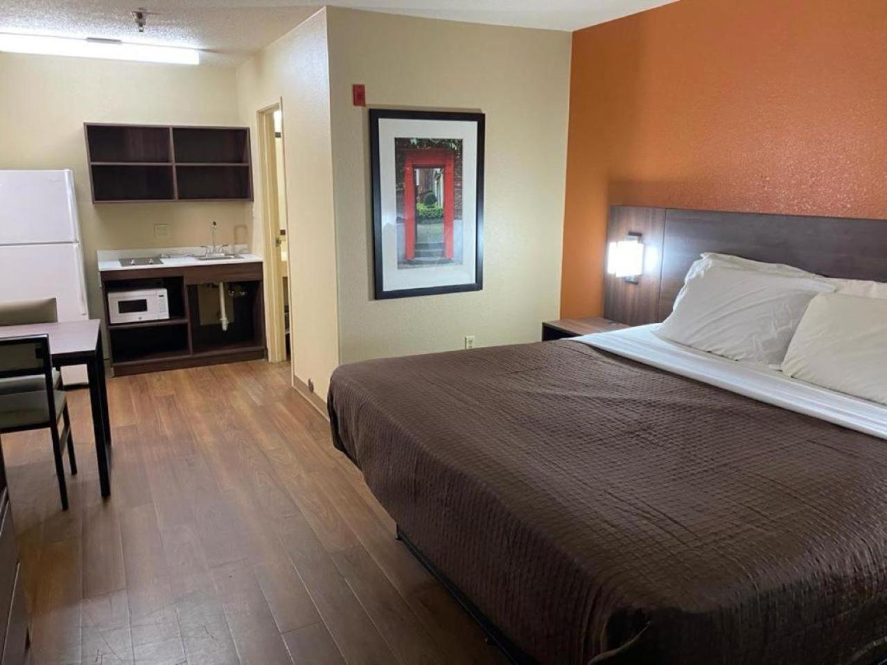 Hotel Suburban Near Hanes Mall 2*