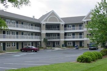 Suburban Near Hanes Mall 2* Winston-Salem
